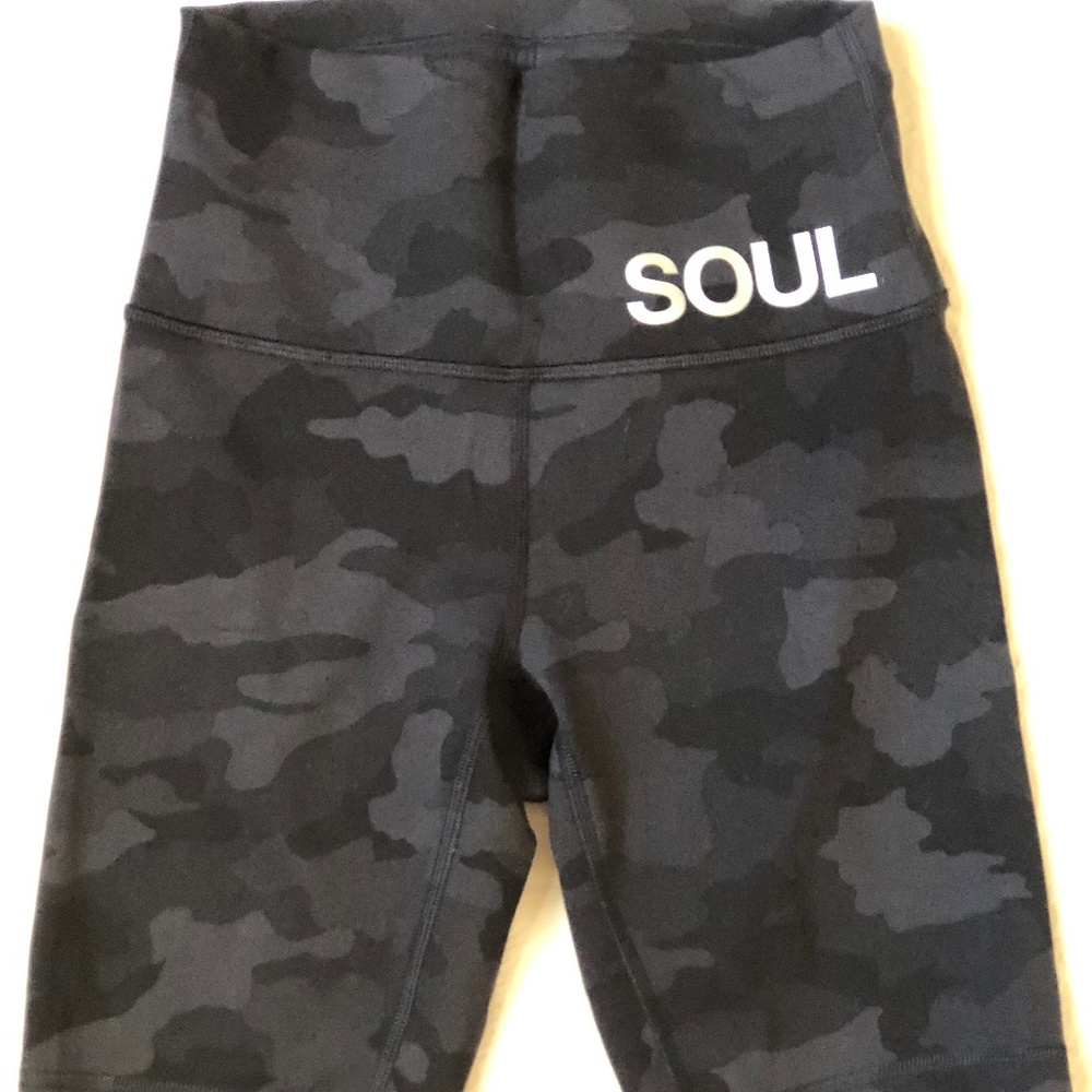 soulcycle x lululemon black camo wunder under shorts 6"